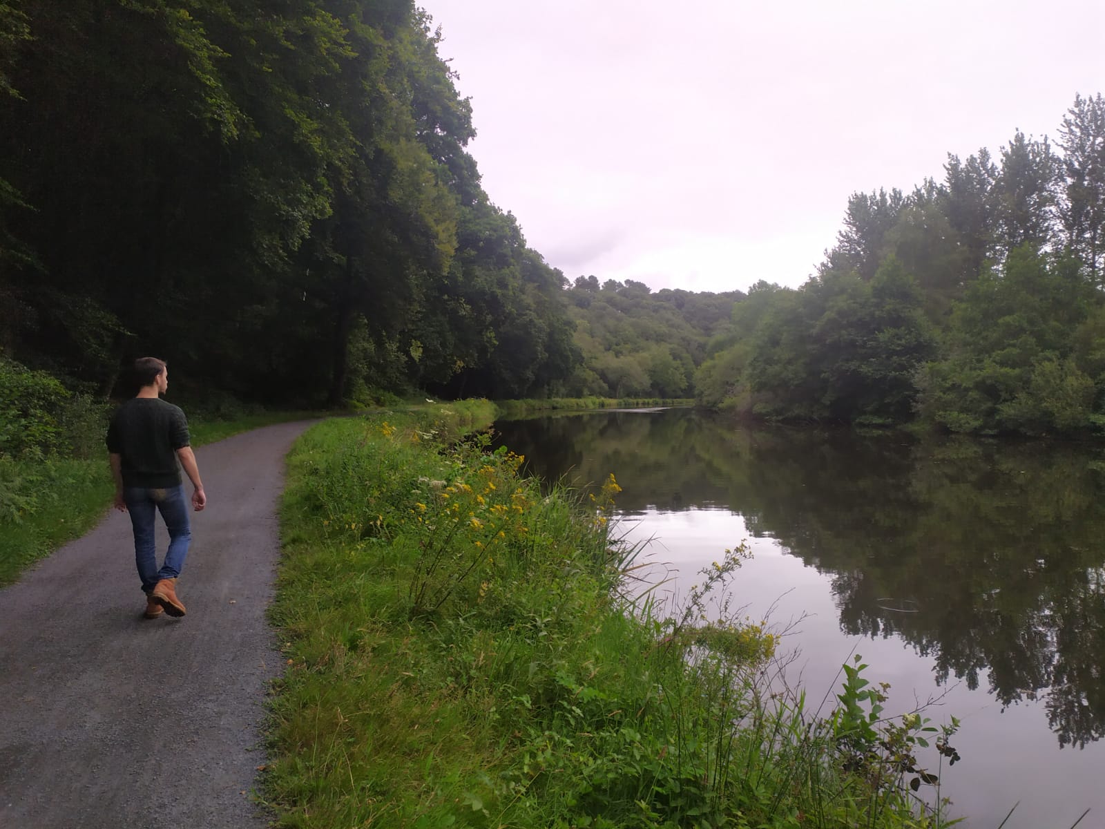 homme marchant près d'une rivière